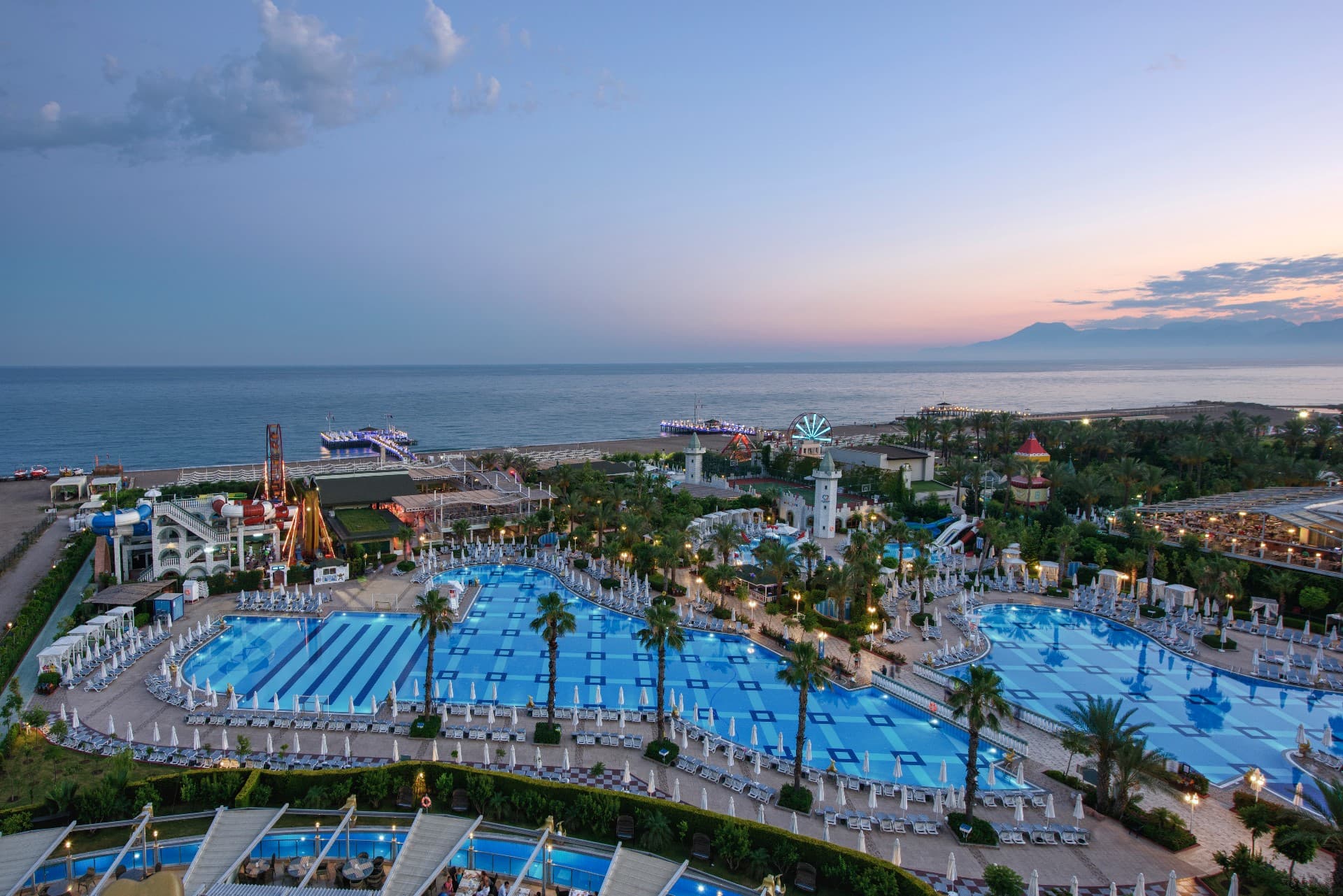 Piscine și grădini la Delphin Imperial