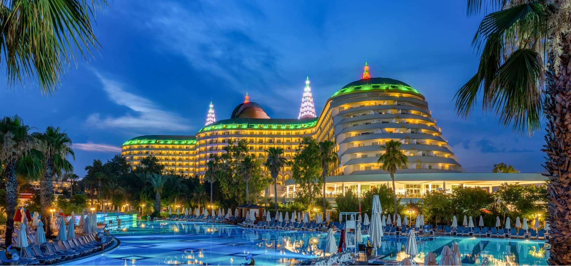Lara kıyısının üzerinde yükselen Delphin Imperial'in dış görünümü
