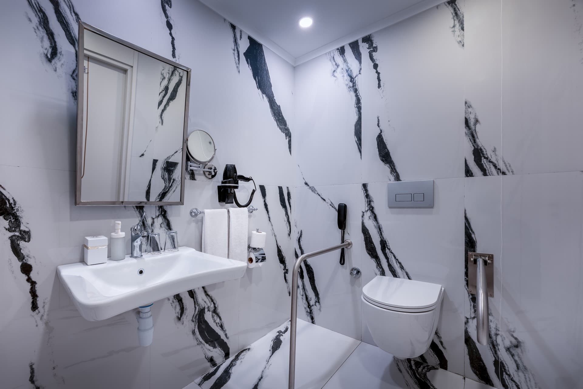 Standaard rolstoeltoegankelijke kamer bij Delphin Palace — aanzicht 5