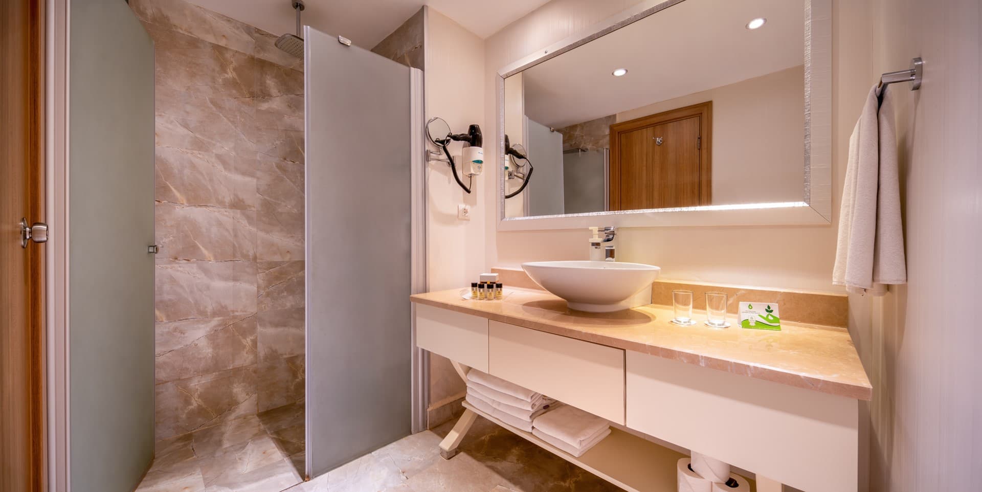 Standardní pokoj, výhled do areálu v hotelu Botanik Platinum — foto č. 4