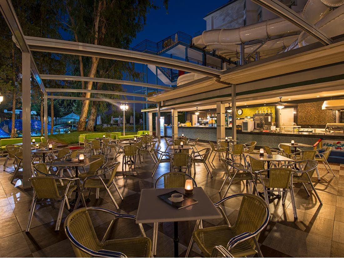 Botanik Platinum otelinde Belazure Pool Bar